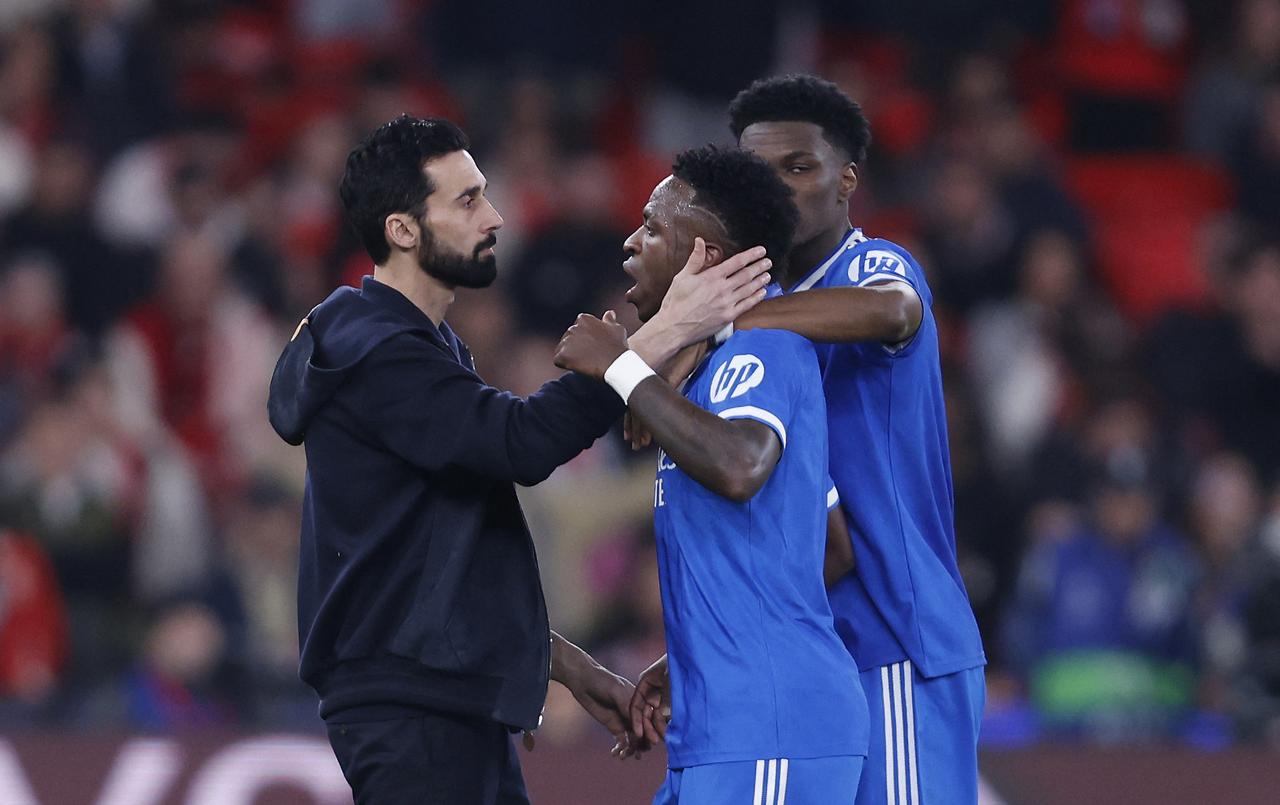 Real Madrid's Brazilian forward #07 Vinicius Junior talks with SL Benfica's Portuguese head coach Jose Mourinho after listening racists insults during the UEFA Champions League knockout round play-off first leg football match between SL Benfica and Real Madrid CF at Estadio da Luz in Lisbon on Fab. 17, 2026. (AFP Photo)