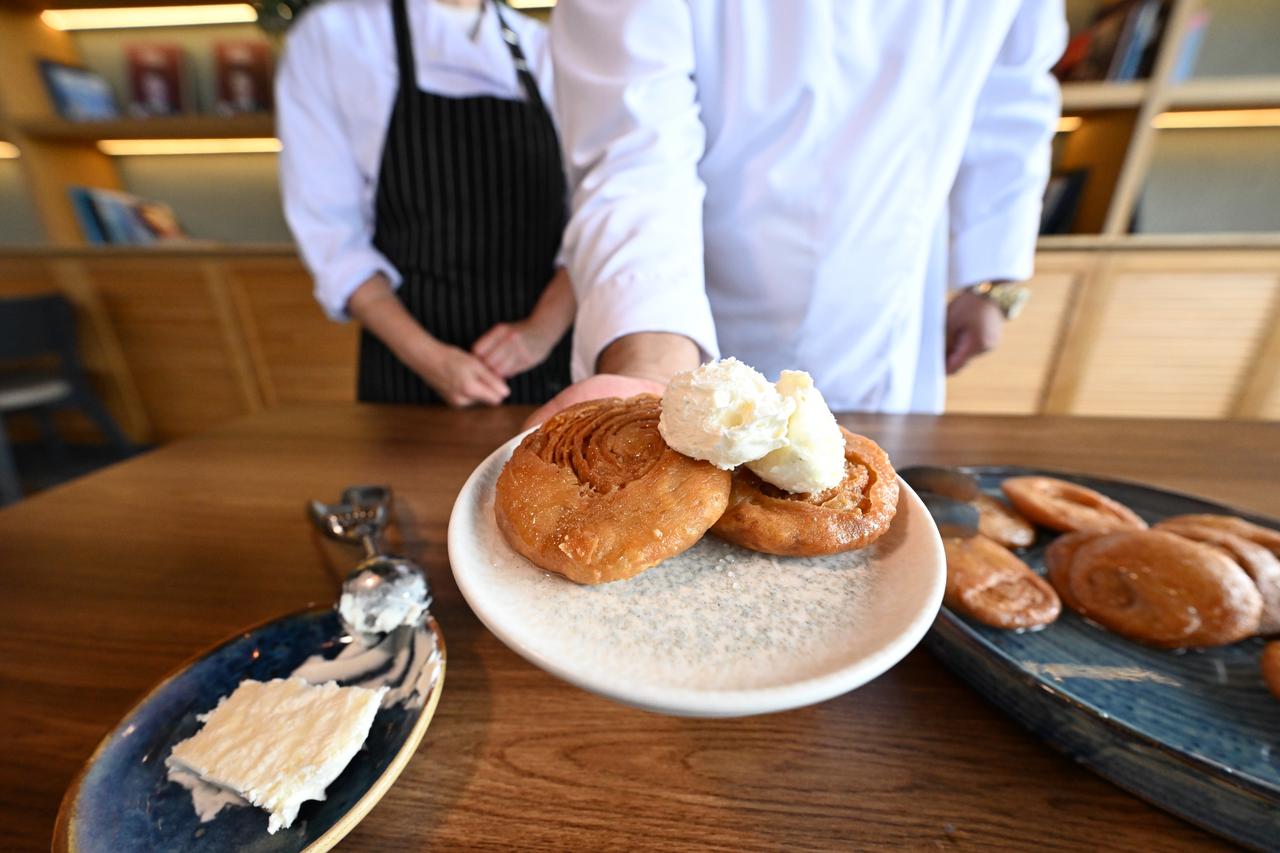 Melenguccegi dessert is served with cream and ground nuts after preparation in Duzce, Türkiye, Feb. 18, 2026. (AA Photo)