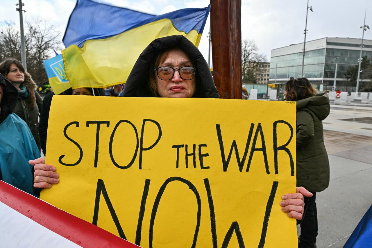 Ukrainians would reject Donbas withdrawal in peace deal: Zelenskyy