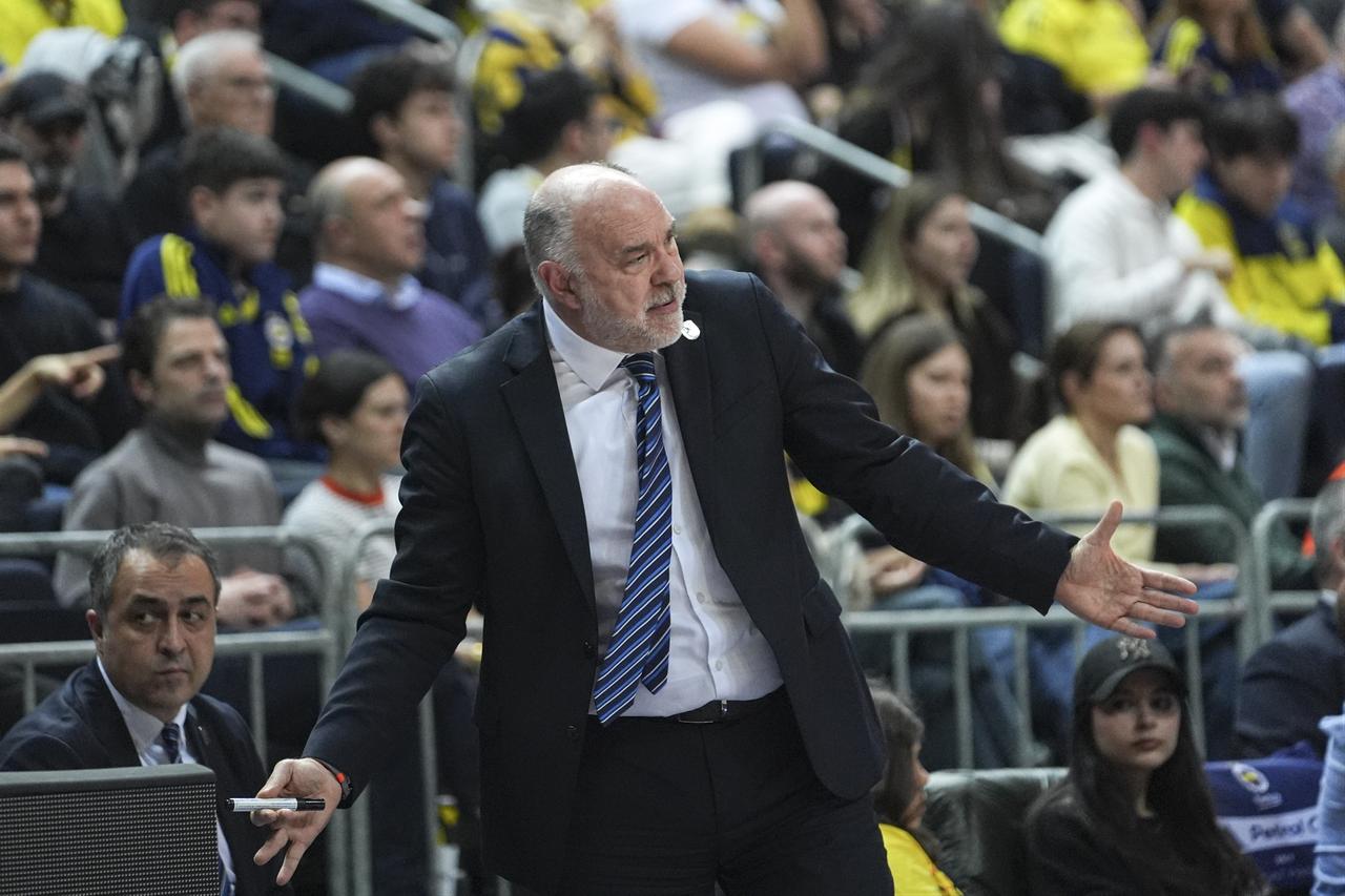 Head coach Pablo Laso of Anadolu Efes gives tactics to his players during the EuroLeague week 25 basketball match between Fenerbahce Beko and Anadolu Efes at Ulker Sports and Event Hall in Istanbul, Türkiye, Jan. 29, 2026. (AA Photo)
