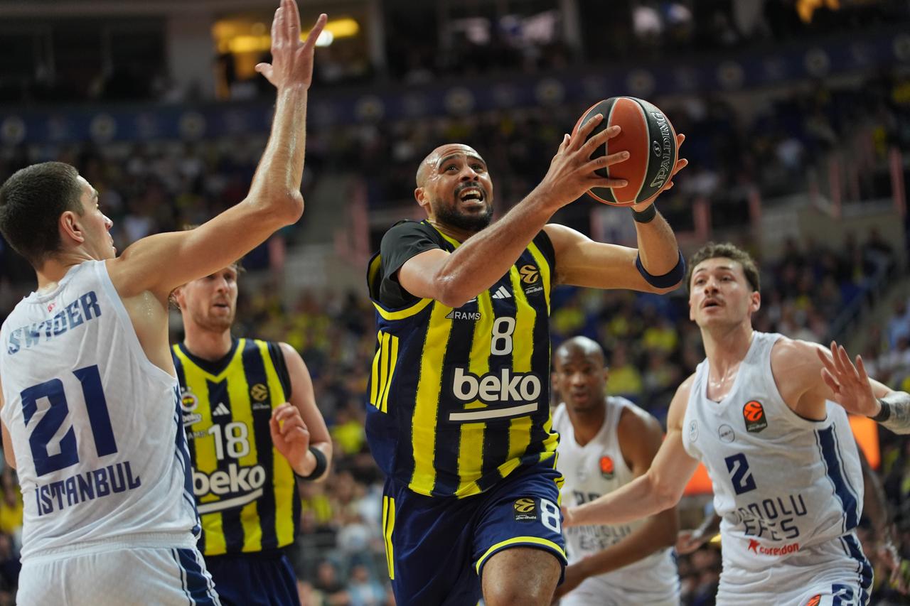 Talen Horton-Tucker (8) of Fenerbahce Beko in action against Sehmus Hazer (2) of Anadolu Efes during the EuroLeague week 25 basketball match between Fenerbahce Beko and Anadolu Efes at Ulker Sports and Event Hall in Istanbul, Türkiye, Jan. 29, 2026. (AA Photo)