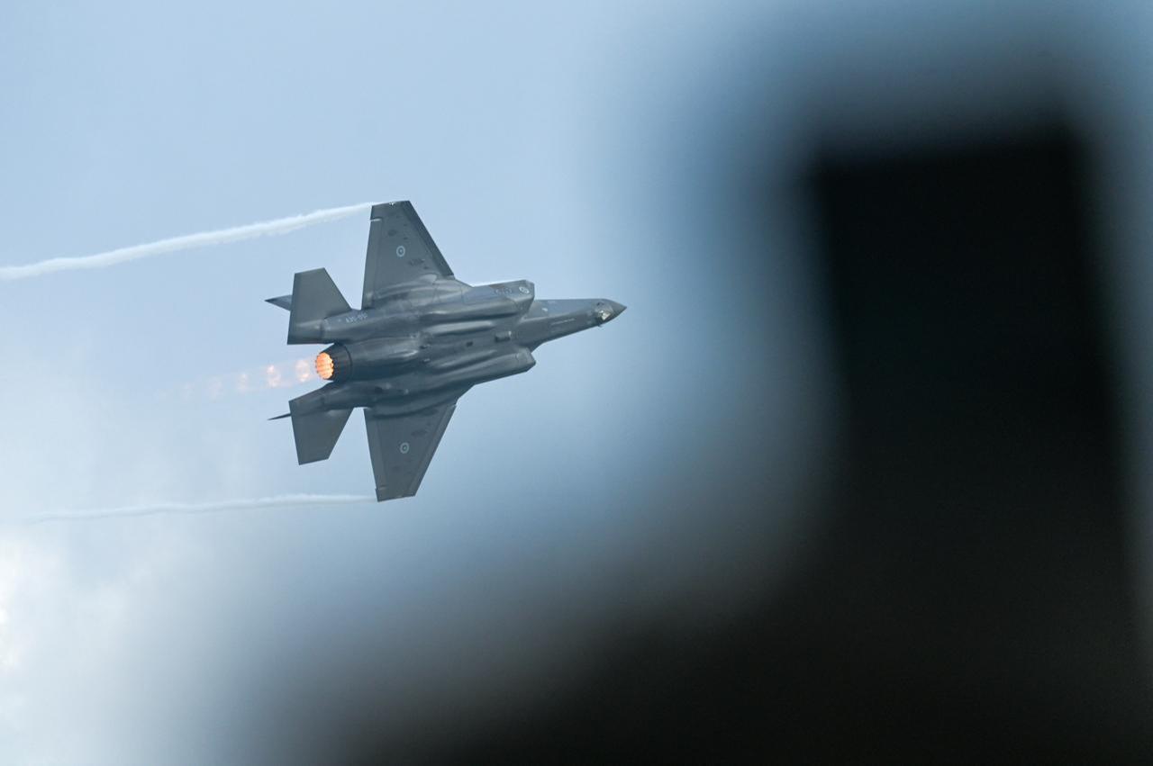 A Royal Australian Air Force F-35 fighter jet participates during a media preview aerial display ahead of the Singapore Airshow in Singapore, February 1, 2026. (AFP Photo)