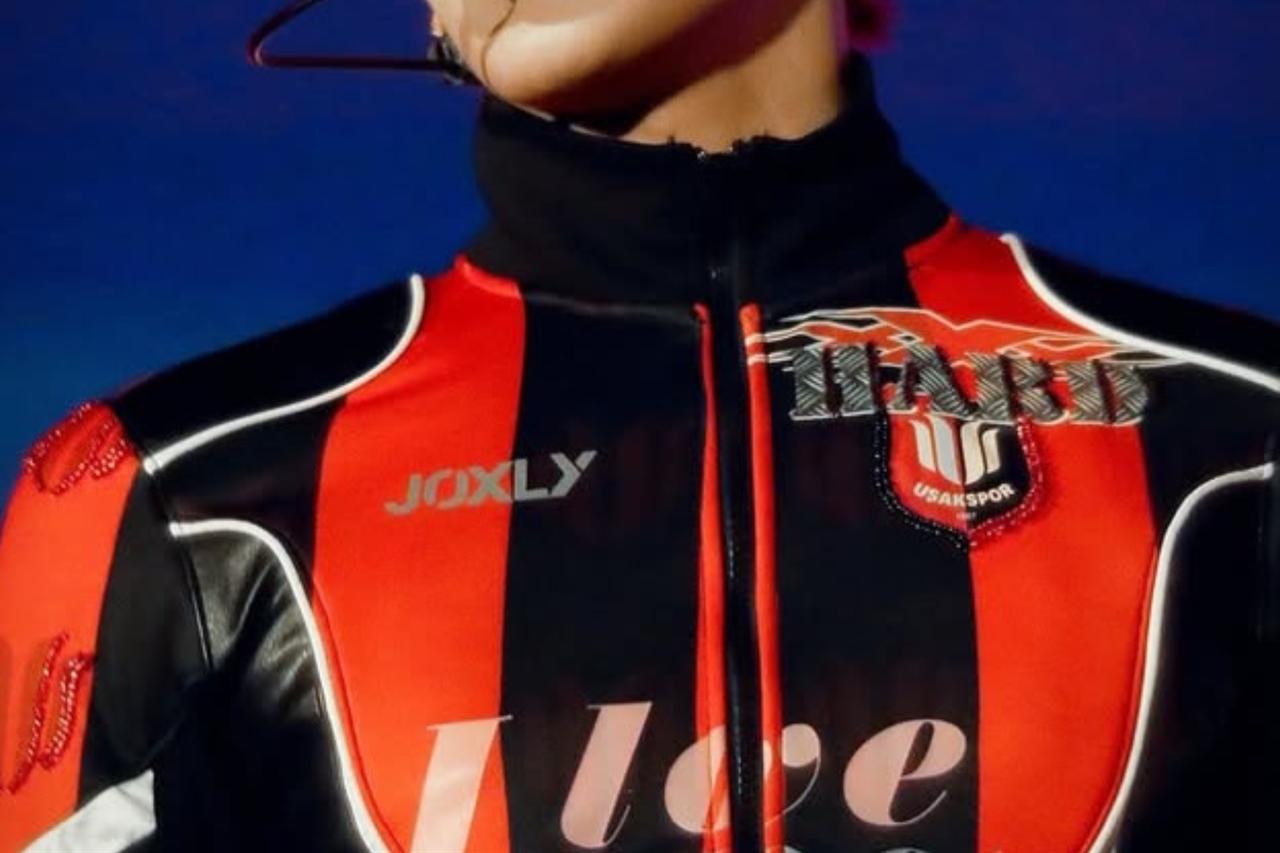 Lee Taeyong appears at his Seoul concert wearing a Usakspor-branded jacket. (Photo via Instagram/@usaksporasresmi)