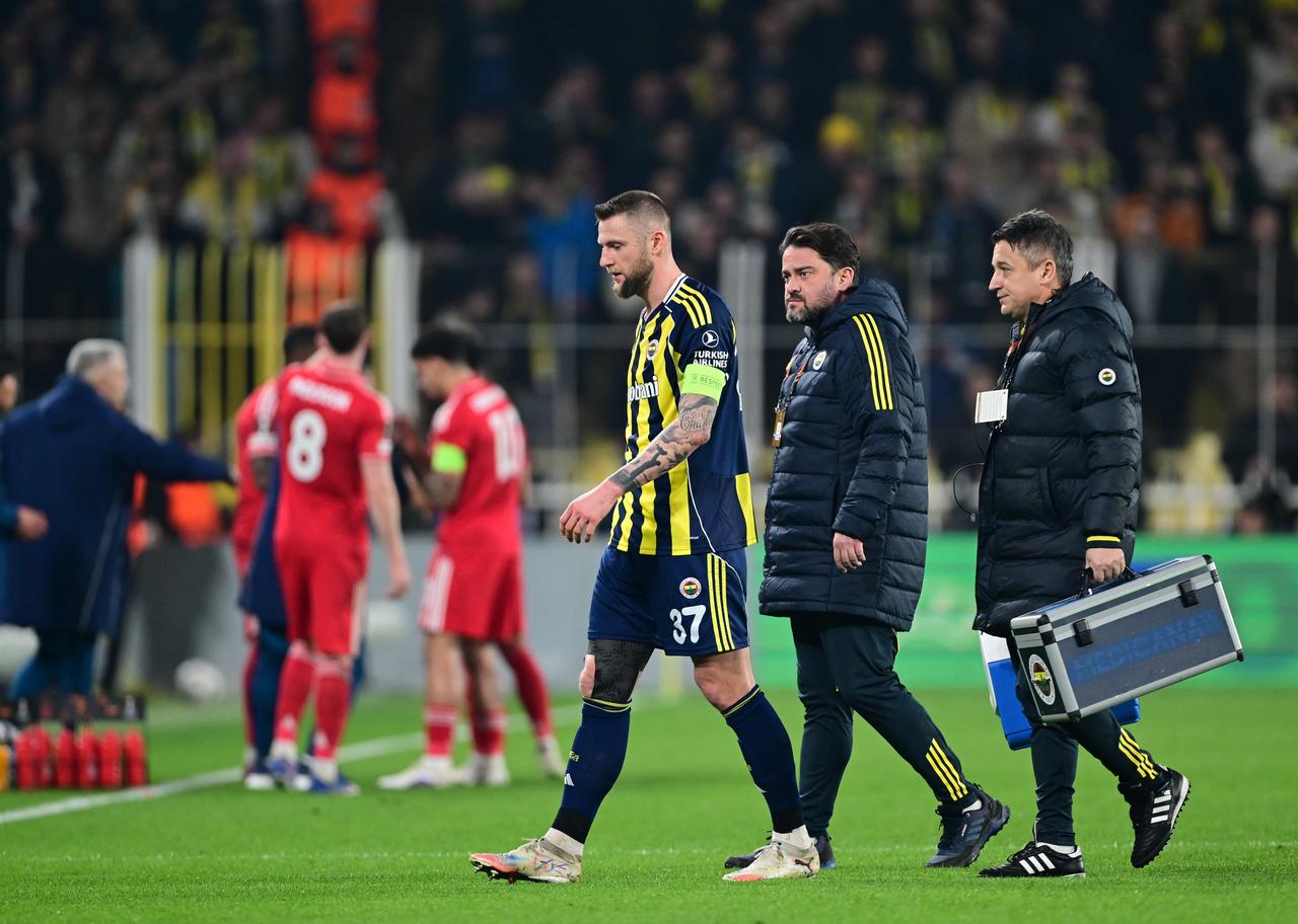 Milan Skriniar (37) of Fenerbahce competes during first leg of the UEFA Europa League round of 16 play-off match between Fenerbahce and Nottingham Forest at Chobani Stadium in Istanbul, Türkiye, February 19, 2026. (AA Photo)
