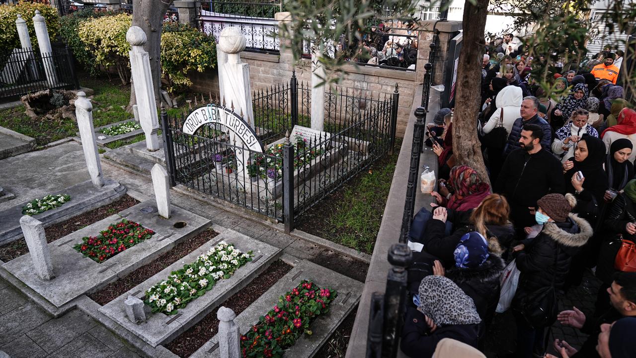Ramadan spirit fills Istanbul as believers gather at Oruc Baba Shrine and Sultan Ahmet