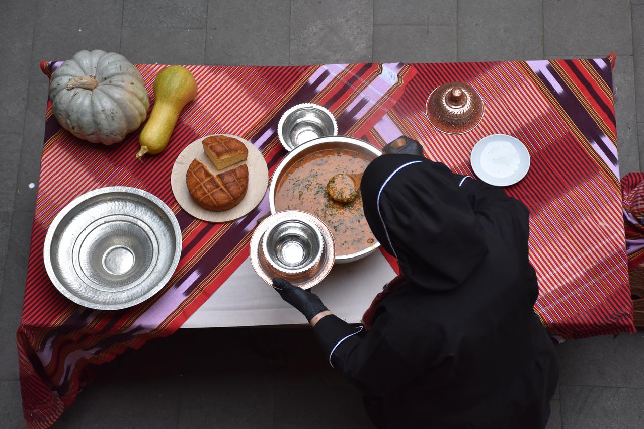 A cook prepares black cabbage soup following traditional Black Sea methods in Trabzon, Türkiye, Feb. 20, 2026. (AA Photo)