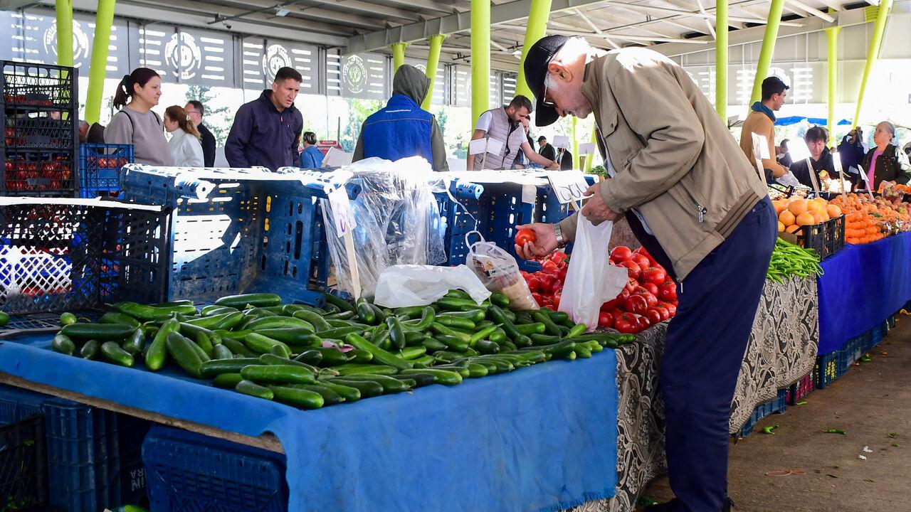 A shopper selects tomatoes at a local bazaar in Ankara, Türkiye, on May 4, 2024. (AFP Photo)