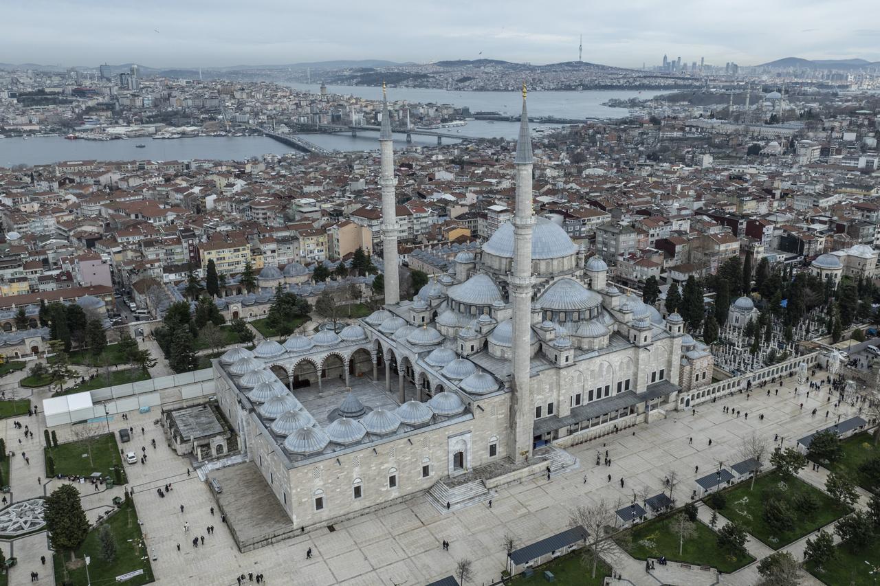 Fatih Mosque in Istanbul shines as icon of Ottoman architecture