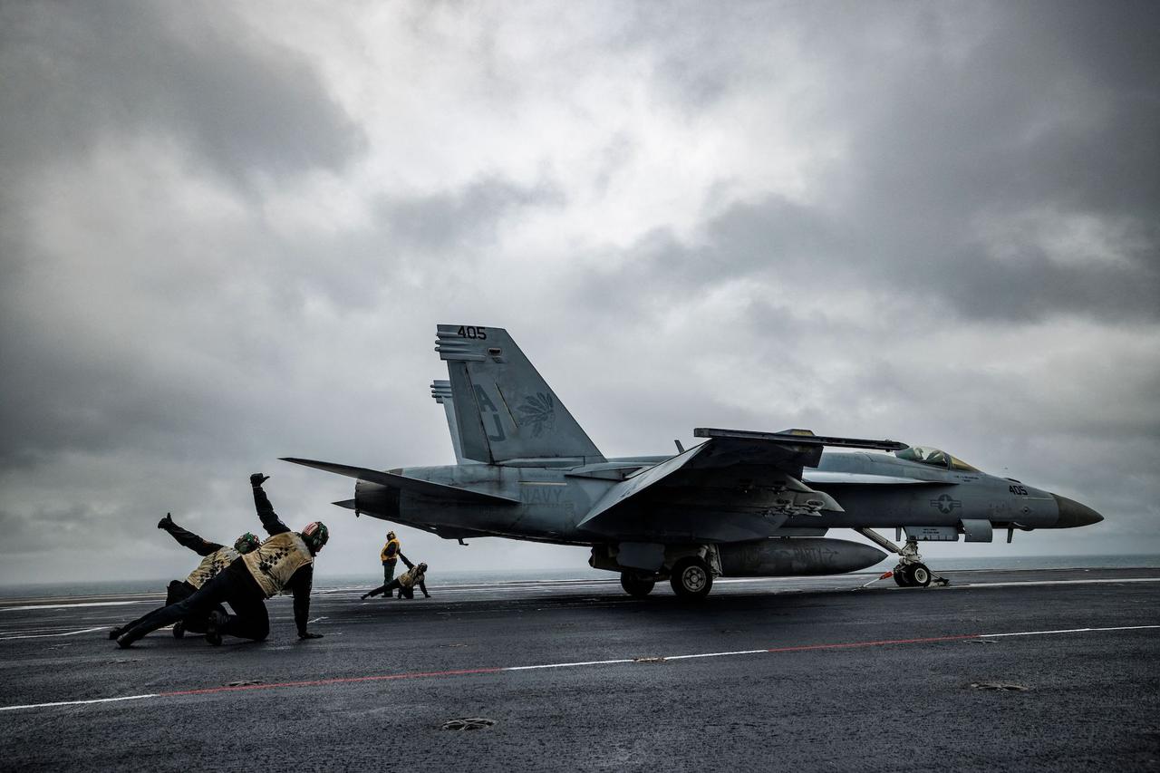 Sailors on the flight deck prepare to launch a F/A-18E Super Hornet with Strike Fighter Squadron 37 (VFA-37) from the USS Gerald Ford in the Atlantic Ocean off the coast of the US, Oct. 5, 2022. (AFP Photo)
