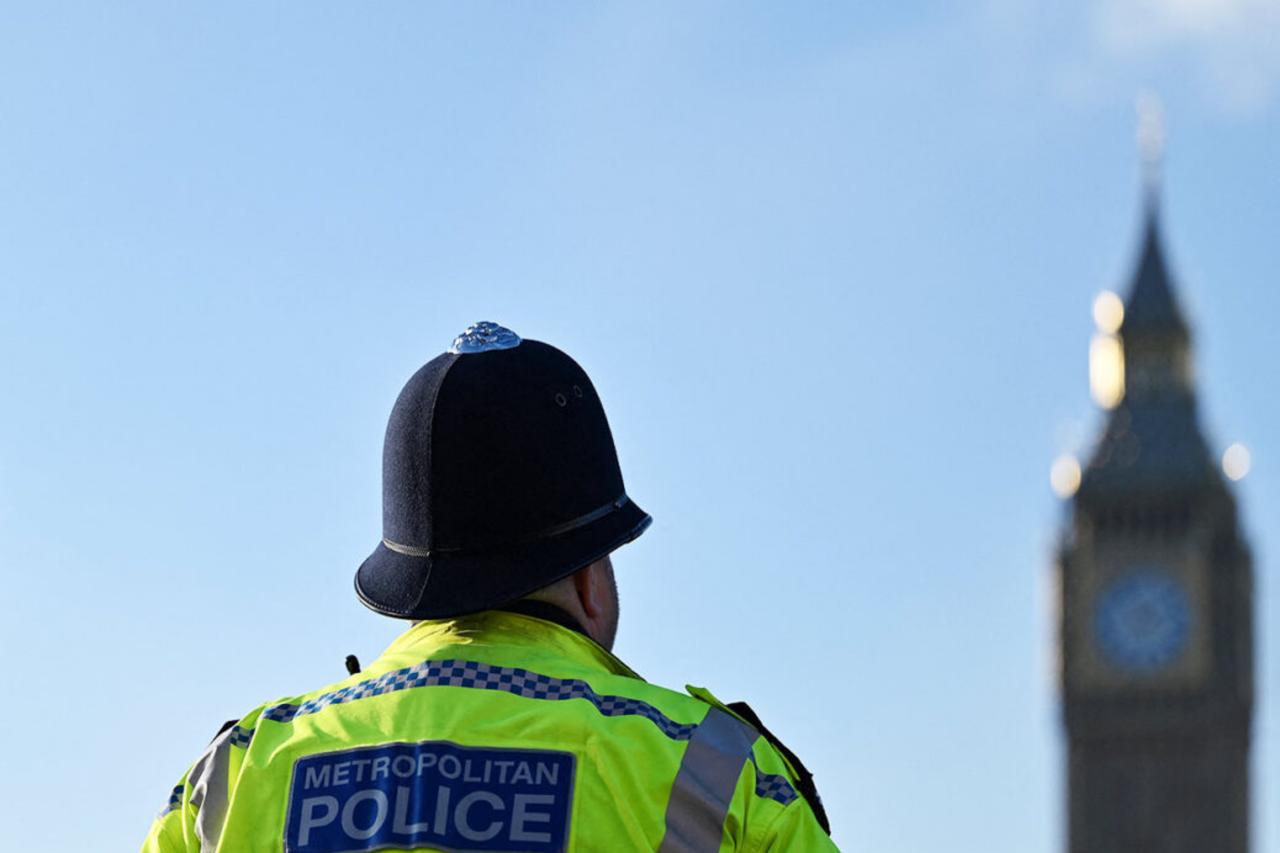 UK police open murder probe after teen stabbed outside mosque