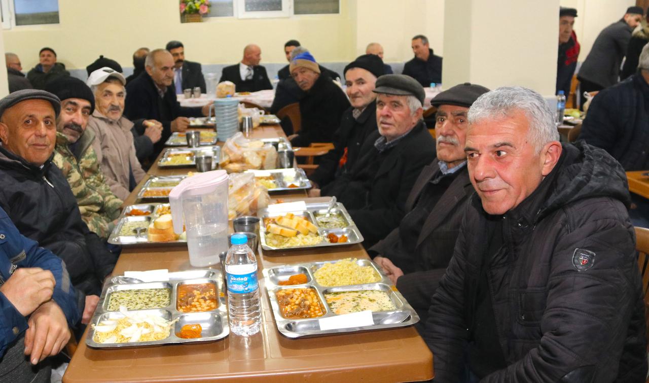 Depending on the weather, the iftar gathering is held either in the mosque courtyard or in the hall located beneath the mosque. Türkiye, February 20, 2026. (AA Photo)