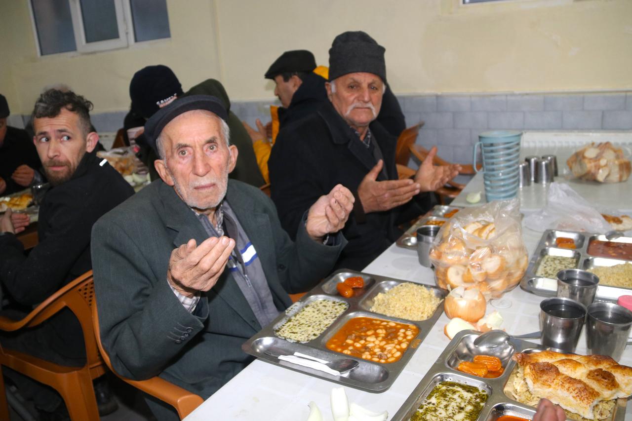 A shared iftar table brings together residents of all ages throughout the Ramadan. Türkiye, February 20, 2026. (AA Photo)