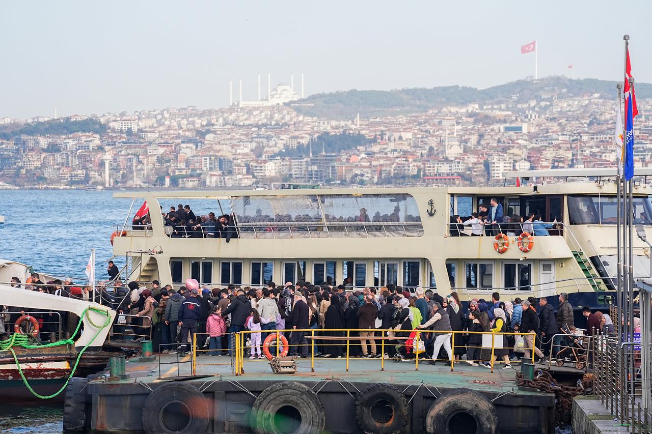 People spend time along the Eminonu district after temperatures rose to as high as 23 degrees Celsius, following a prolonged period of cold weather in Istanbul, Türkiye on February 15, 2026. (AA Photo)