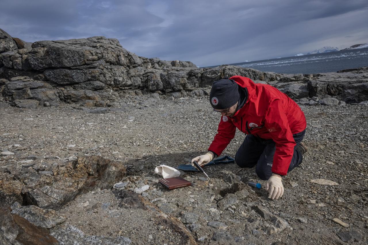 Dr. Caglar Sagun, a participant in the 10th National Antarctic Scientific Expedition, is carrying out his studies in Antarctica on February 19, 2026. (AA Photo)