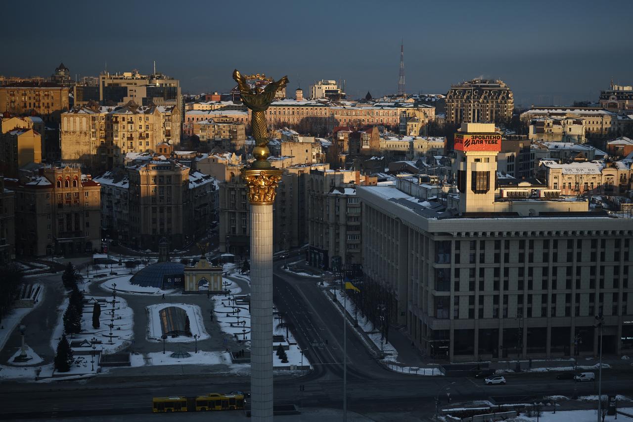 Cars drive along Independence Square during sunrise in Kyiv on February 22, 2026, amid the Russian invasion of Ukraine. (AFP Photo)