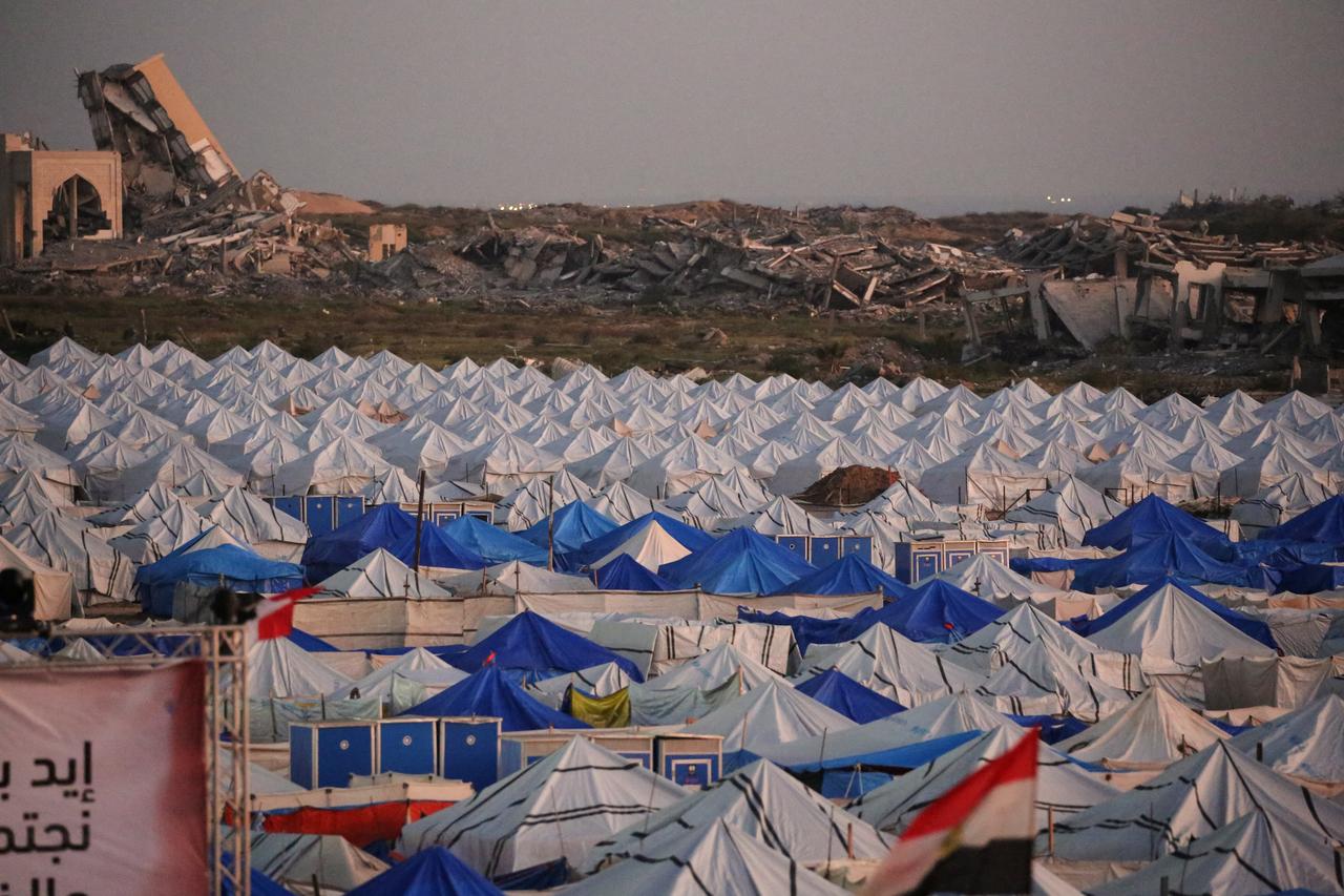 Tents are erected to house displaced Palestinian families in the al-Zahara neighborhood, north of the Nuseirat refugee camp in the central of Gaza Strip, Feb. 21, 2026. (AFP Photo)