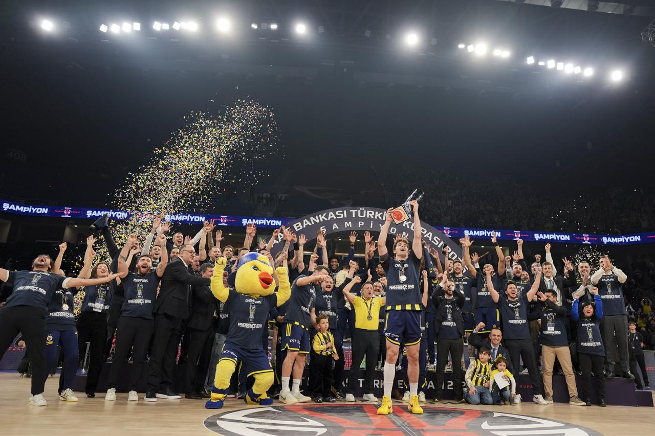 Fenerbahce Beko lifts 40th Turkish Cup with 91-74 derby win over Besiktas GAIN