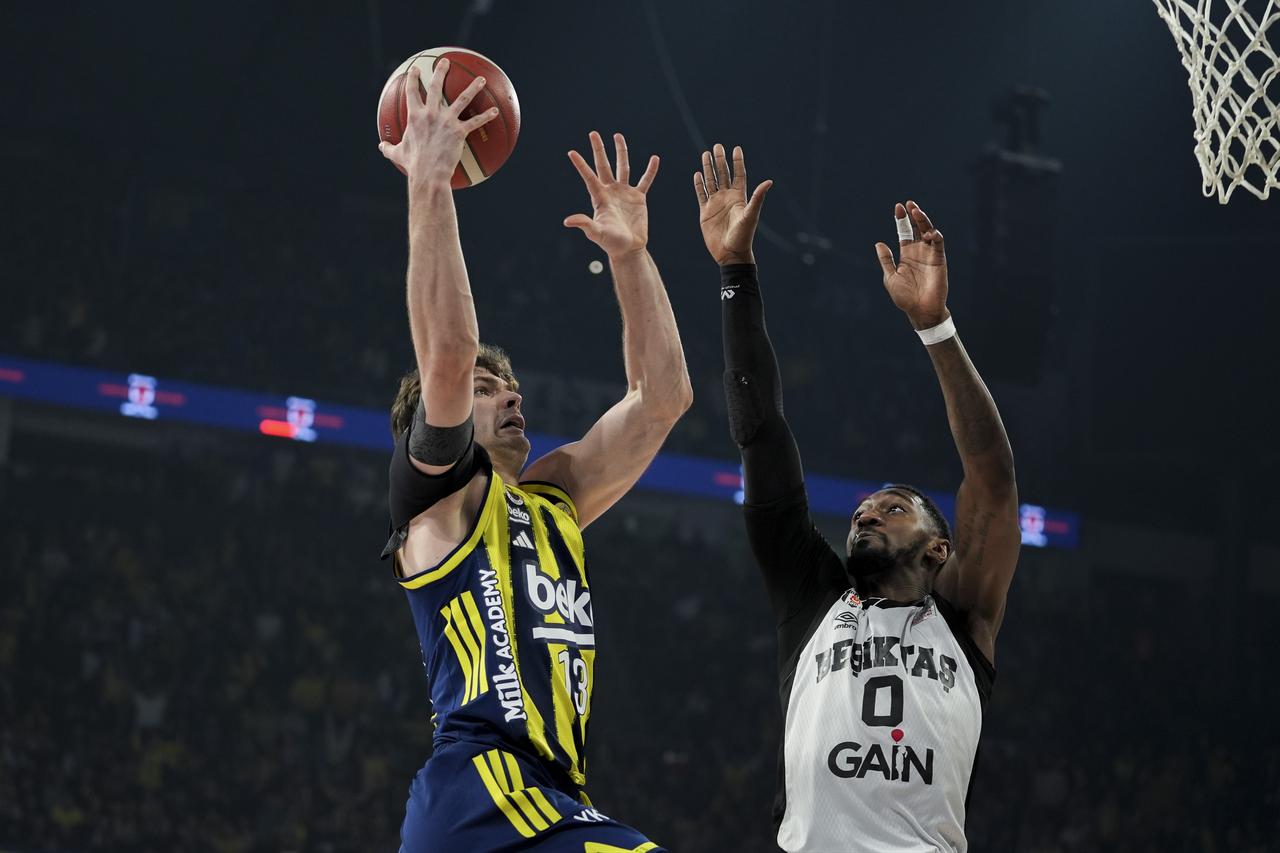 A Fenerbahce Beko player drives to the basket under defensive pressure from a Besiktas GAIN opponent during the Turkish Men’s Cup final at Sinan Erdem Sports Hall in Istanbul, Türkiye, Feb. 22, 2026. (AA Photo)