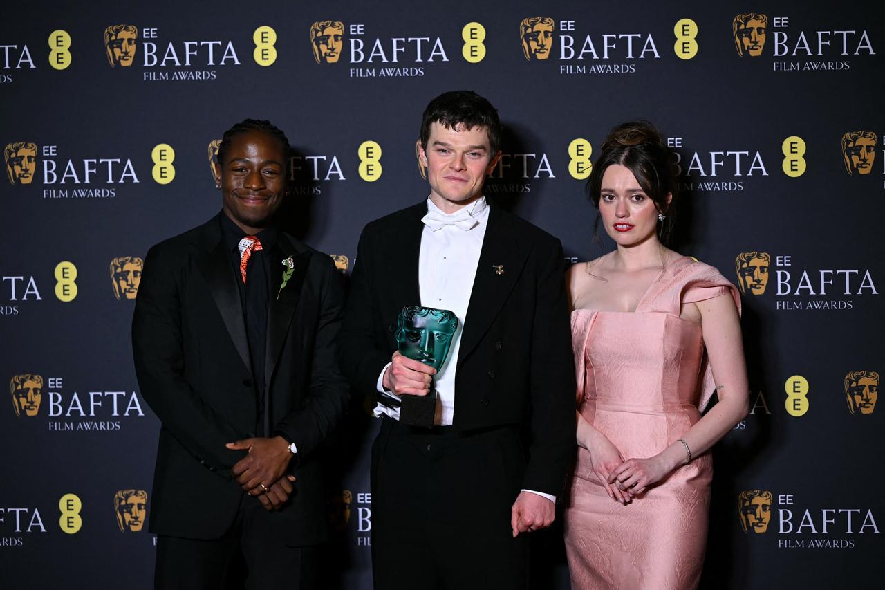 British actor Robert Aramayo (C) poses with the EE Rising Star Award alongside David British actor David Jonsson and British actor Aimee Lou Wood during the BAFTA British Academy Film Awards ceremony at the Royal Festival Hall, Southbank Centre, in London, UK, Feb. 22, 2026.2026. (AFP Photo)