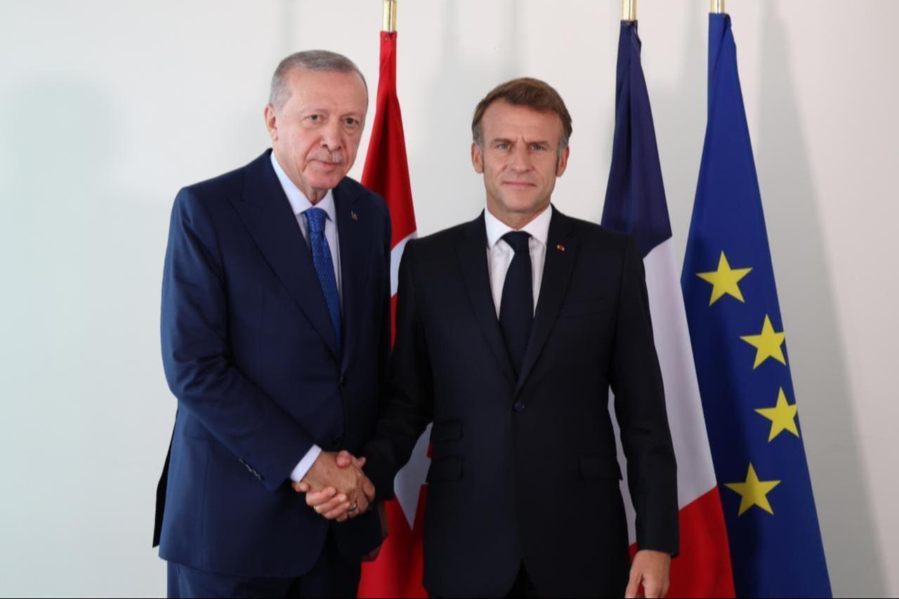President Recep Tayyip Erdogan (L) meets with French President Emmanuel Macron as part of his visit to the United States for the 80th United Nations General Assembly in New York, US on September 24, 2025. (AA Photo)