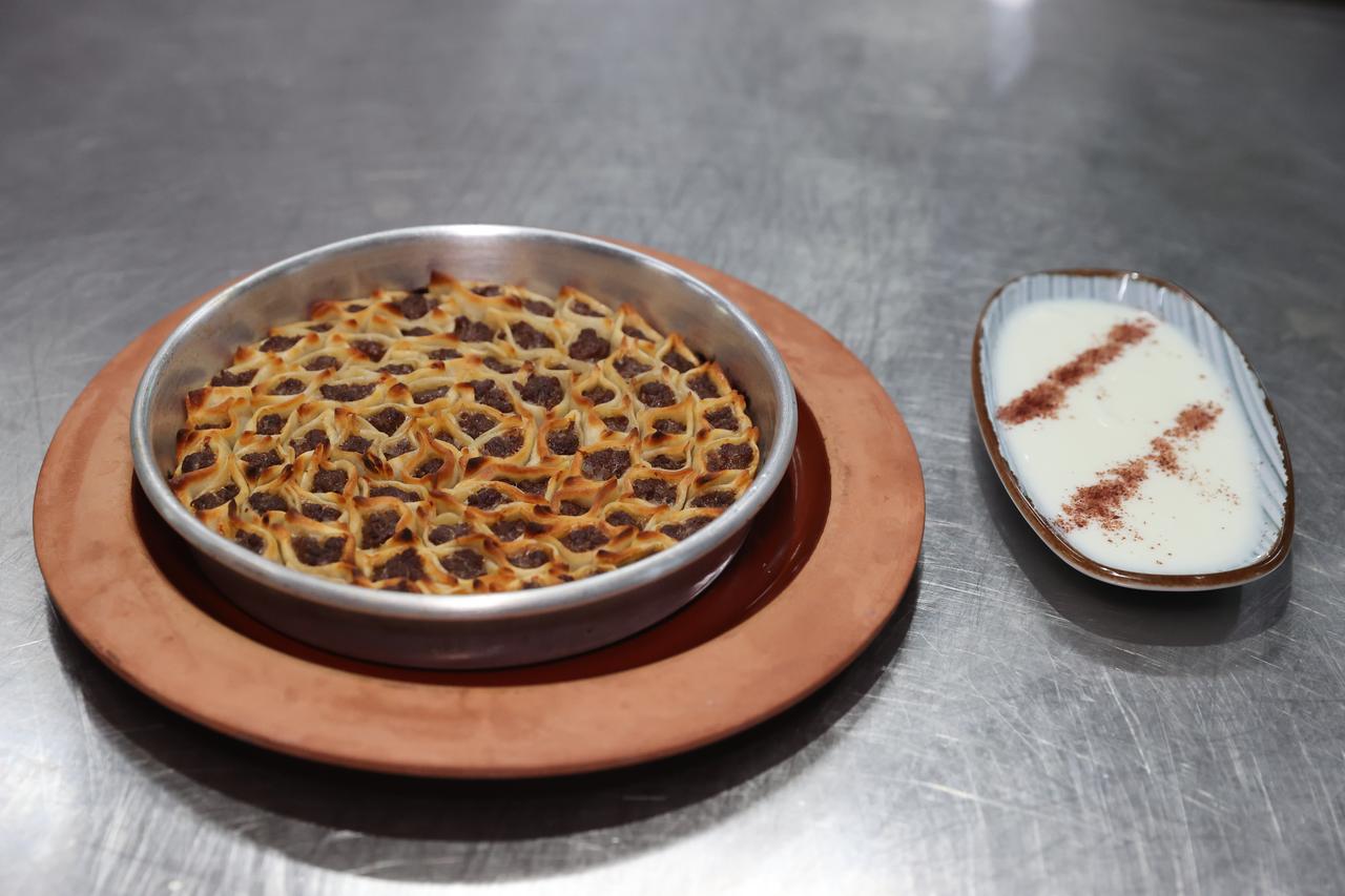 Tepsi mantisi, a baked variation of Türkiye’s famous manti dumplings, is served with garlic yogurt in Kayseri, Türkiye, Feb. 22, 2026. (AA Photo)