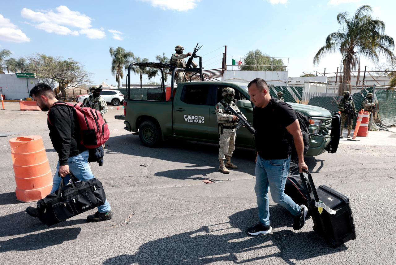 Mexican Army personnel stand guard as passengers leave Guadalajara International Airport in Tlaquepaque, Jalisco State, Mexico, on February 22, 2026. (AFP Photo)