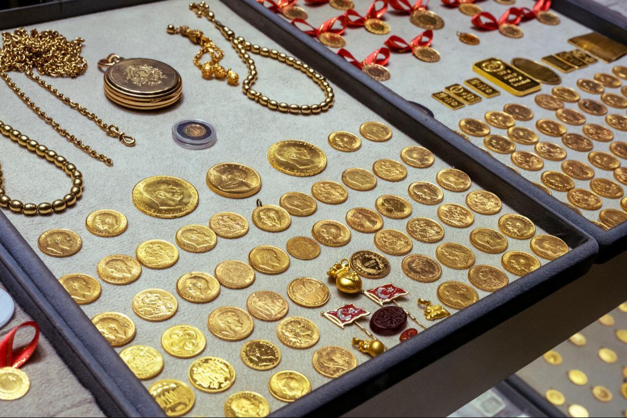 Various gold coins and jewelry displayed for sale at a jewelry store in Istanbul, Türkiye. (Adobe Stock Photo)