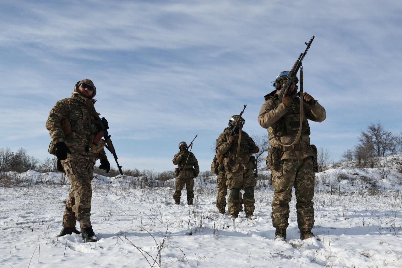 A military instructor (L) conducts basic military training for Ukrainian recruits at an undisclosed location in the Zaporizhzhia region, Ukraine, Jan. 21, 2026. (AFP Photo)