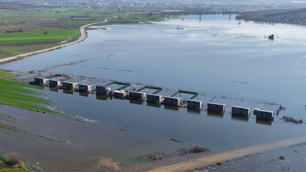 Floodwaters surround tiny houses and bungalows after rising water levels at Uluabat Lake overflow into residential and agricultural areas near Bursa, Türkiye, Feb. 24, 2026. (IHA Photo)