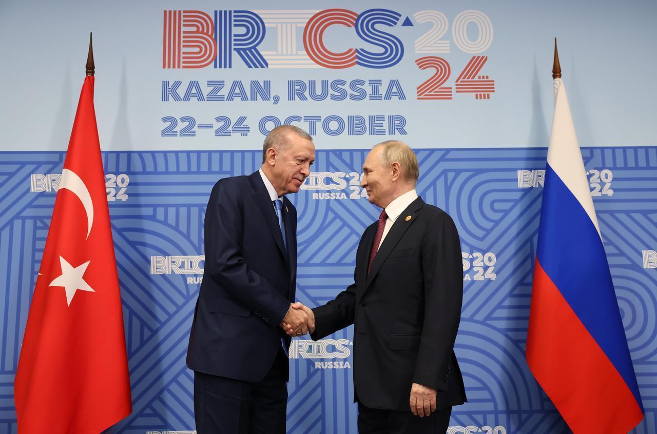 President Erdogan (L) shakes hands with Russian President Vladimir Putin (R) as they meet on the occasion of the BRICS Summit in Kazan, Russia on Oct. 23, 2024. (TUR Presidency/Murat Cetinmuhdar - Anadolu Agency)