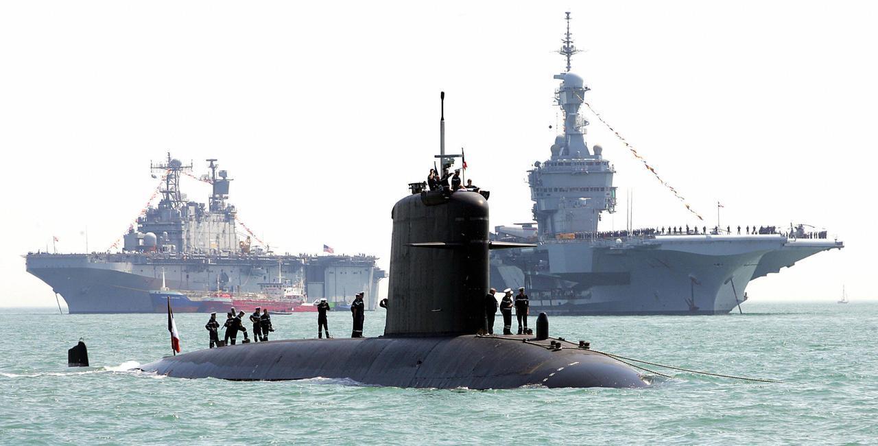 Sailors aboard the French submarine "Perle" (C) inspect the vessel on 27 June 2005 in Portsmouth ahead of celebrations. (AFP Photo)
