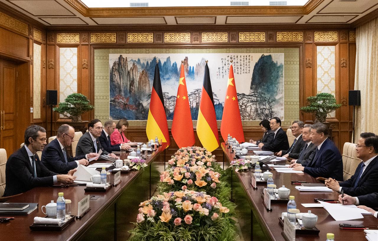German Chancellor Friedrich Merz (2nd L) participates in a meeting with Chinese President Xi Jinping (2nd R) at the Diaoyutai State Guesthouse in Beijing on Feb. 25, 2026. (AFP Photo)