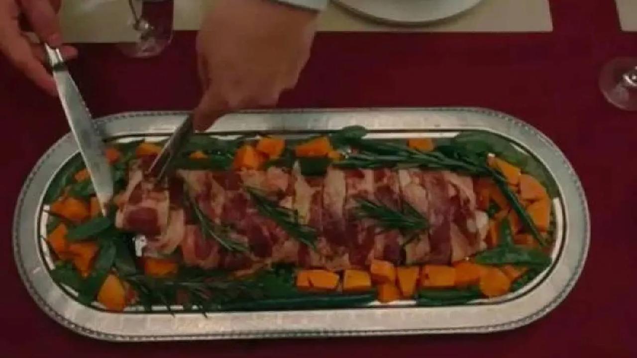 Close-up of the roasted pork meal featured in the episode of Ayni Yagmur Altinda that triggered public debate and coincided with a ratings decline. (Photo via ATV)