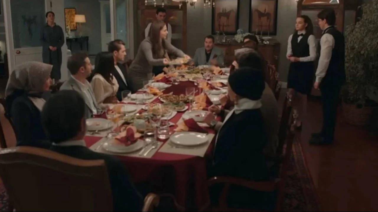Characters gather around a family dinner table in a pivotal episode of the Turkish drama Ayni Yagmur Altinda, a scene that later fueled social media backlash. (Photo via ATV)