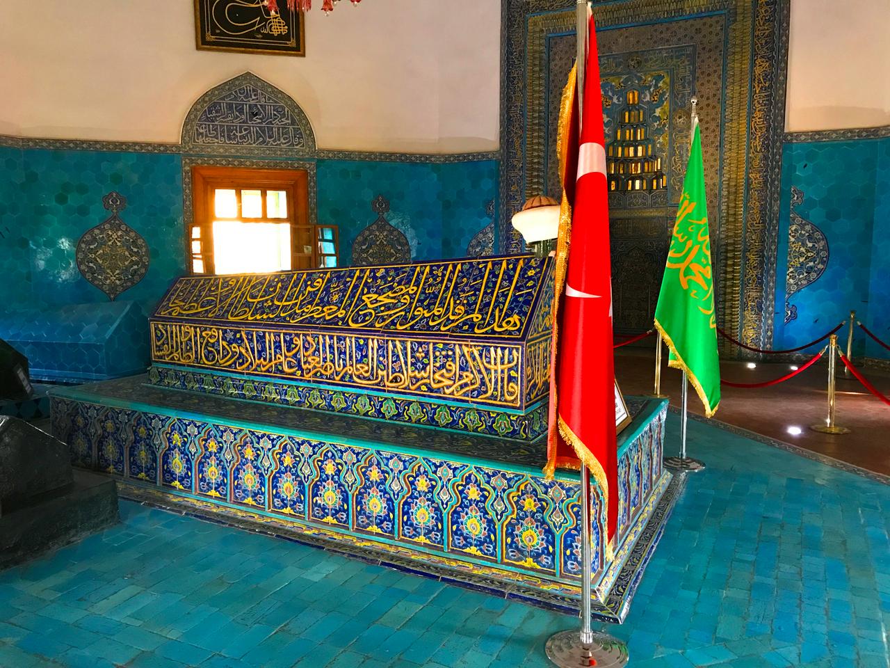 The tomb of Sultan Mehmed I inside the Yesil Turbe (Green Tomb) in Bursa, Türkiye. (Image via Wikimedia)