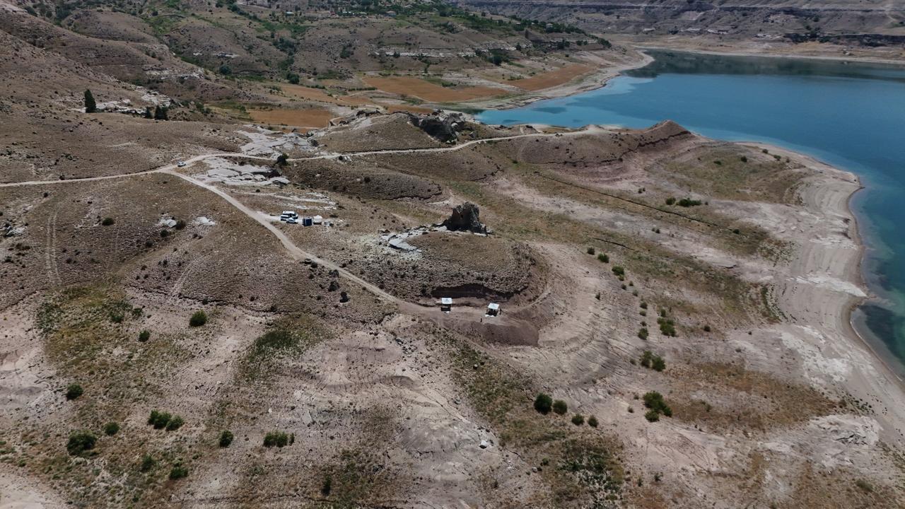 An aerial view shows the Tashan excavation area near Yamula Dam in Kayseri, where fossils dating back millions of years have been uncovered, Feb. 25, 2026. (IHA Photo)