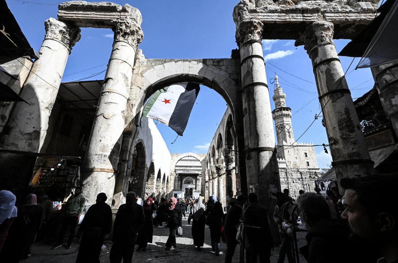 Syrians shop outside the Umayyad Mosque in the Old City of Damascus on February 18, 2026, a day ahead of the start of the holy fasting month of Ramadan. (AFP Photo)