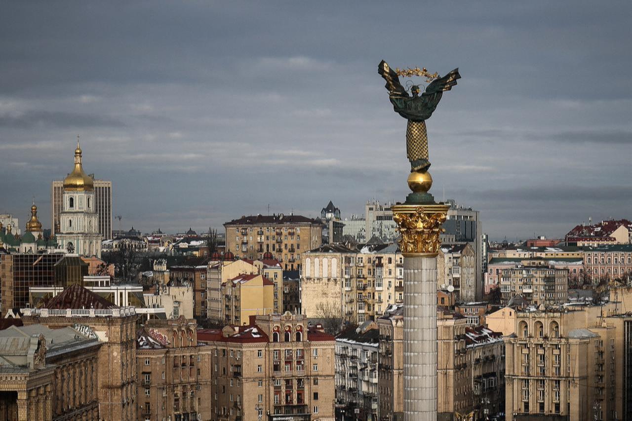 This photograph shows the Independence Monument towers over Independence Square in Kyiv on February 24, 2026. (AFP Photo)