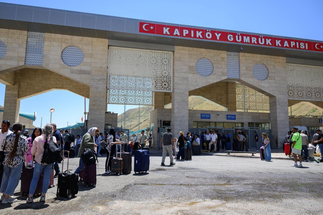 Iranians arrive in Türkiye via the Razi-Kapikoy border crossing, north-eastern Türkiye, on June 19, 2025. (AFP Photo)