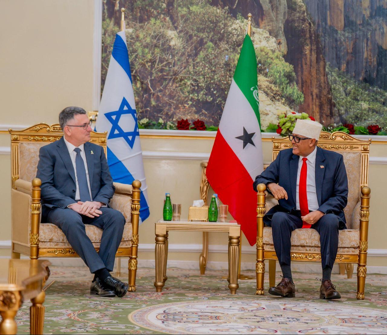 Somalilands Leader Abdirahman Abdullahi Mohamed (R) speaking with Israels Foreign Minister Gideon Saar at the Presidential Palace in Hargeisa, Somalia on January 6, 2026. (AFP Photo)