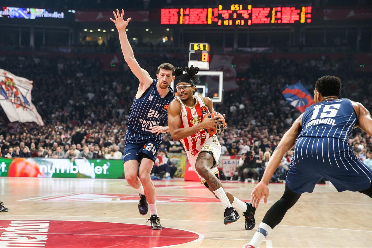 Players in action during Euroleague basketball match between Crvena Zvezda and Anadolu Efes in Belgrade, Serbia, Feb. 25, 2026. (AA Photo)