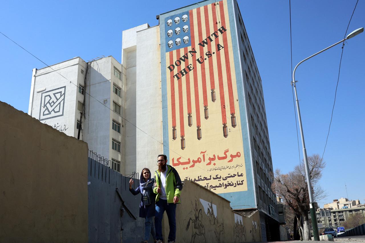 Americans leave Iraq amid expanding US buildup