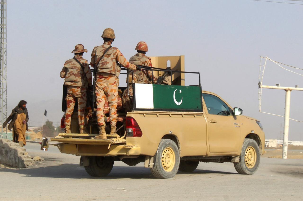 Pakistani soldiers patrol near the Pakistan–Afghanistan border crossing in Chaman on February 27, 2026, following overnight cross-border fighting. (AFP Photo)