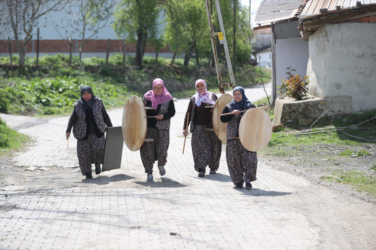 Women in Karaigdemir gather to prepare dizmana, turning pastry-making into a shared social tradition. Tekirdag, Türkiye, February 28, 2026. (AA Photo)