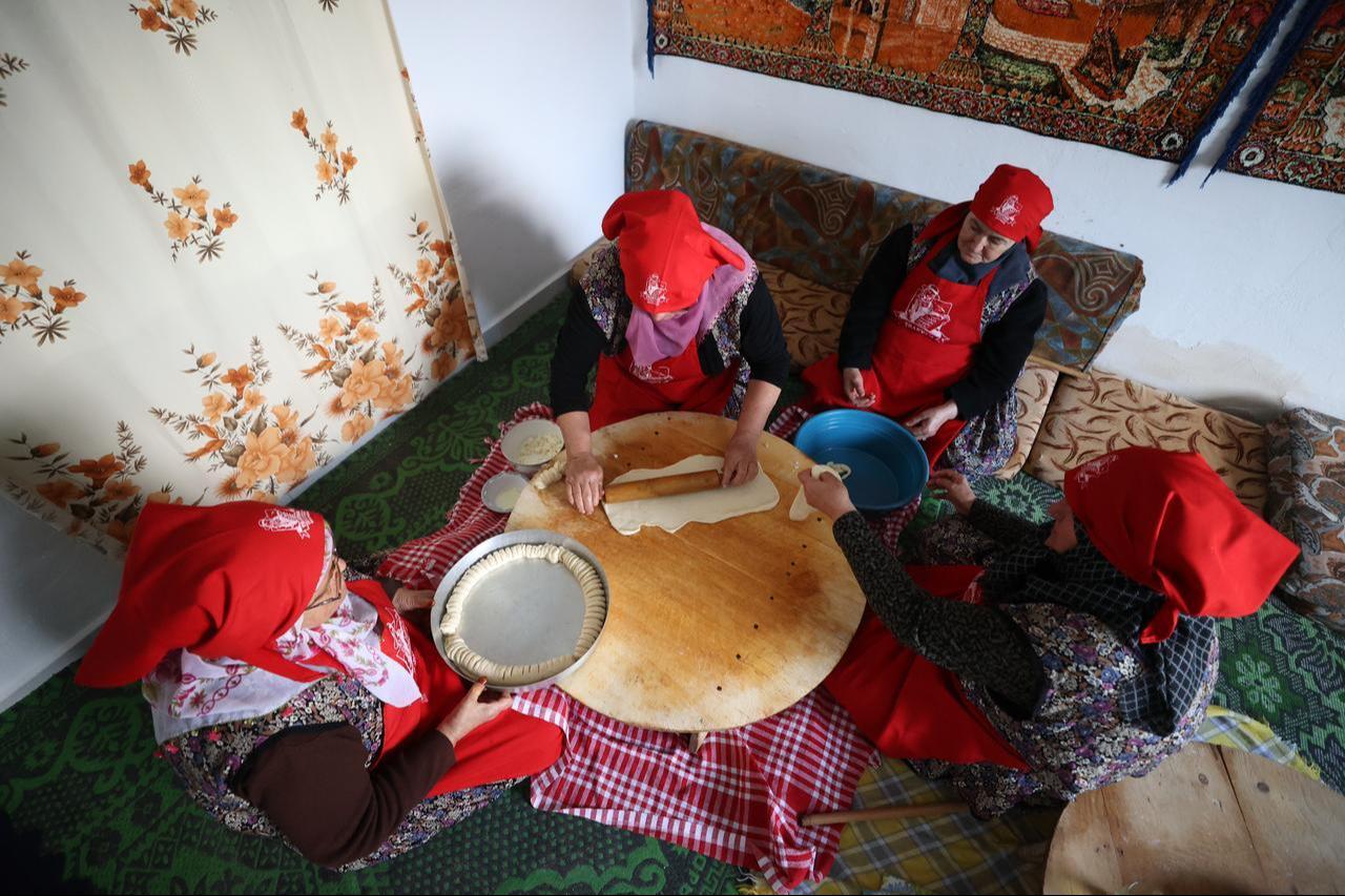 Dizmana is carefully shaped and filled by women of Karaigdemir. Tekirdag, Türkiye, February 28, 2026. (AA Photo)