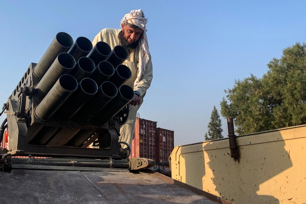 A Taliban security personnel operates a rocket launcher near the Torkham border crossing between Afghanistan and Pakistan in the Nangarhar province, February 28, 2026. (AFP Photo)