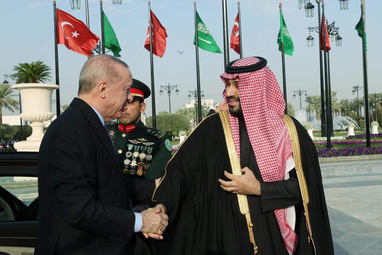 Erdogan receives formal welcome in Saudi Arabia amid diplomatic visit