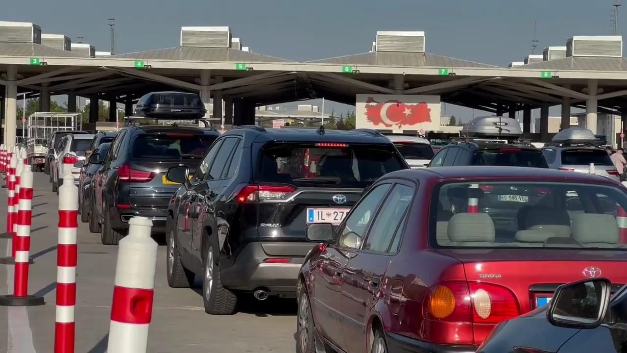Expatriate Turkish citizens living in many European countries and coming to spend their summer holidays in their homeland at customs border gates, Türkiye, July 10, 2024 (Photo by IHA)