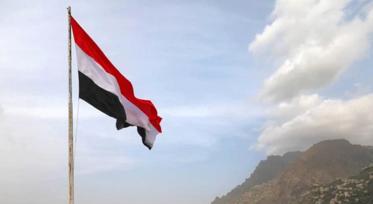 A Yemeni flag waves in the city of Taez (AFP Photo )