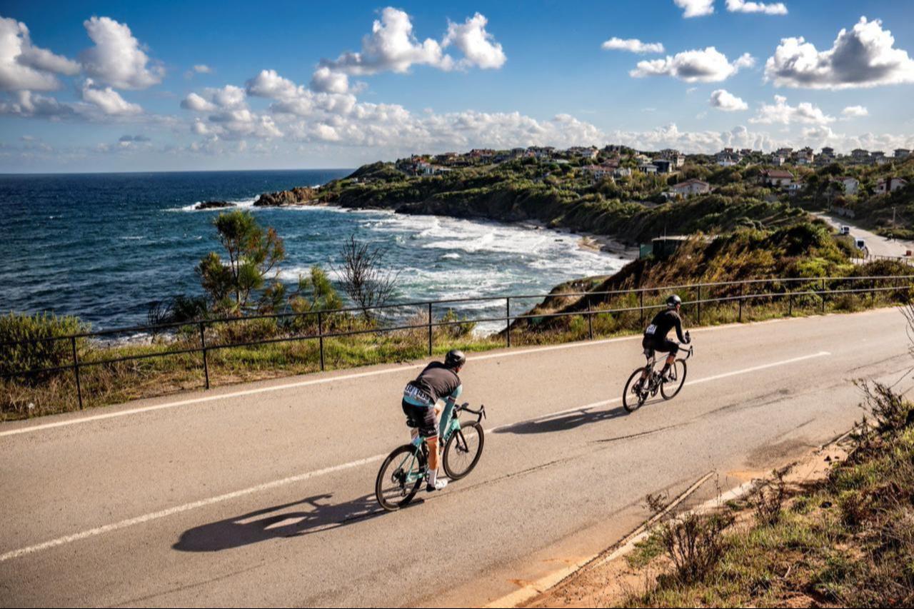 Riders make their way along the Black Sea coast near Riva during L’Etape Türkiye by Tour de France, Oct. 12, 2025. (Photo via L’Etape Türkiye by Tour de France)